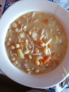Una foto de Cocido de garbanzos y fideos