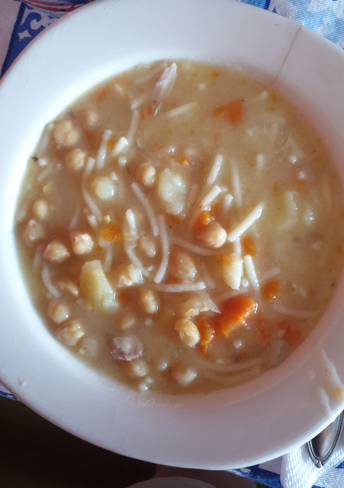 Una foto de Cocido de garbanzos y fideos