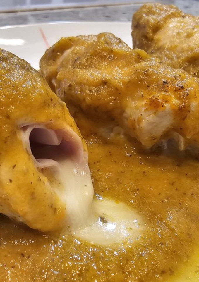 Una foto de Enrollado de pollo en salsa de zanahorias y miel