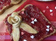 Une photo de pétales de rose