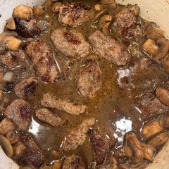 A picture of Round Steak with Mushrooms and onions.
