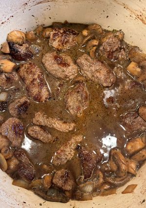 A picture of Round Steak with Mushrooms and onions.