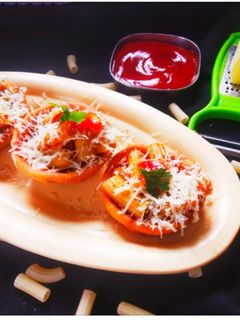 चिझी ट्यांगी पास्ता टोकरी (cheesy tangy pasta tokri recipe in marathi) रेसिपी चे मुख्य फोटो