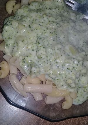 Una foto de Fideos y salsa blanca con brócoli