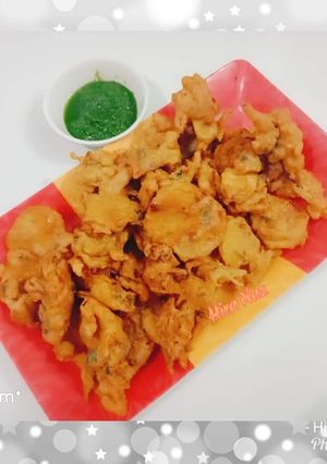 A picture of Aloo ke pakoray.