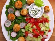 Une photo de falafel farine de pois chiche