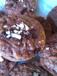 Una foto de Muffins de banana y coco (sin harina) 🍌🍫🍩☕