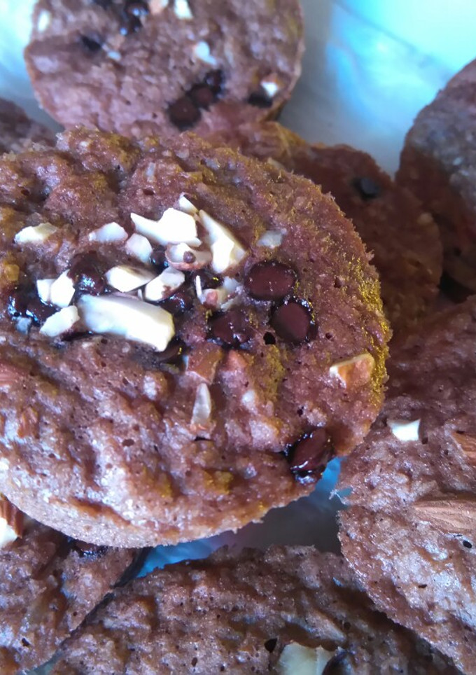 Una foto de Muffins de banana y coco (sin harina) 🍌🍫🍩☕