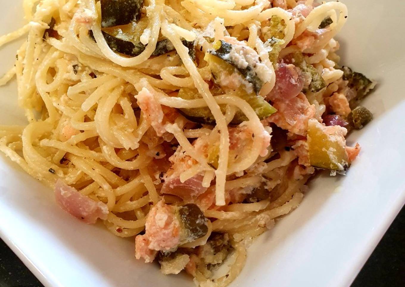 Pasta salvavidas con salmón ahumado, alcaparras y queso ricotta