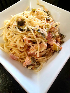 Foto principal de Pasta salvavidas con salmón ahumado, alcaparras y queso ricotta