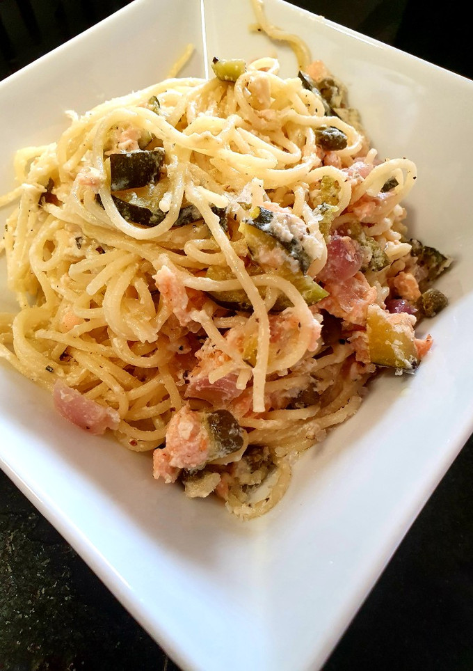 Una foto de Pasta salvavidas con salmón ahumado, alcaparras y queso ricotta