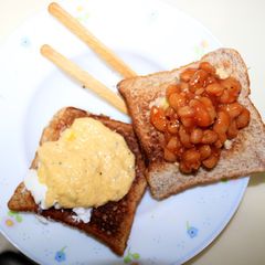 A picture of Toast with Eggs Benedict and Baked Beans.