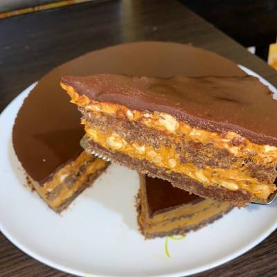 Торт Сникерс без выпечки из печенья - рецепт с фото и видео пошагово