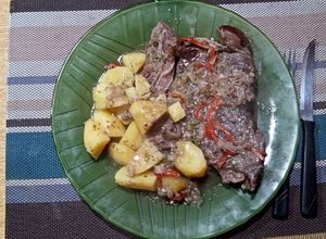 Una foto de Bifes ala criolla !!! Muy ricos 😋😋😋