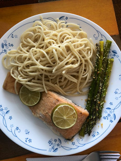 Una foto de Salmón con espárragos al horno