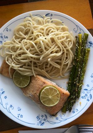 Una foto de Salmón con espárragos al horno