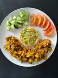 🌱 Scrambled eggs de tofu con cebolla y calabacín, con guacamole casero 🌱