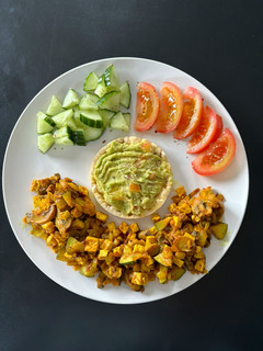 Una foto de 🌱 Scrambled eggs de tofu con cebolla y calabacín, con guacamole casero 🌱