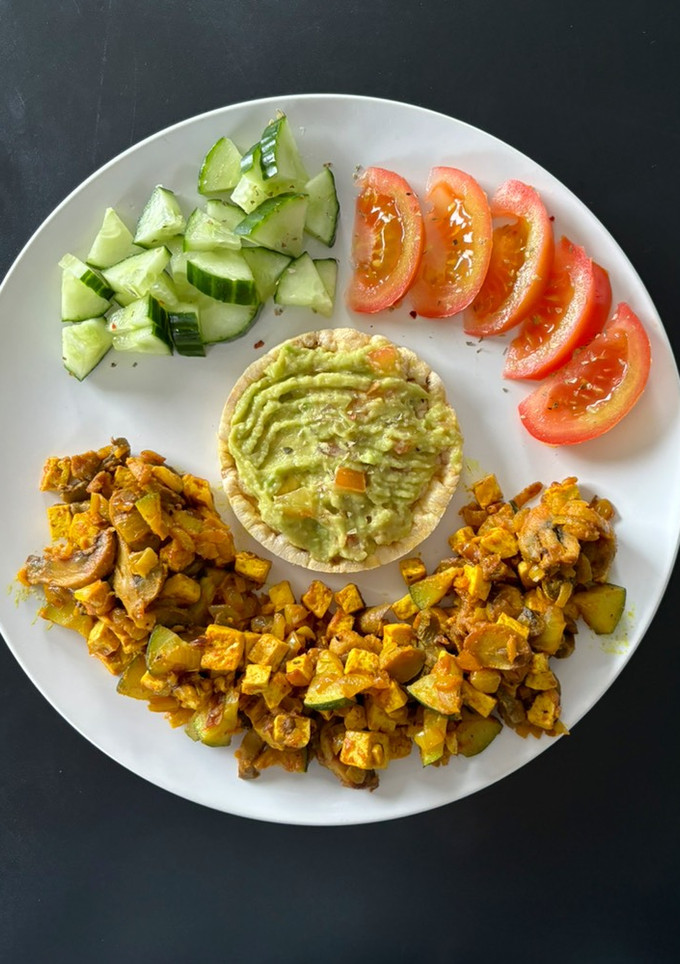 Una foto de 🌱 Scrambled eggs de tofu con cebolla y calabacín, con guacamole casero 🌱