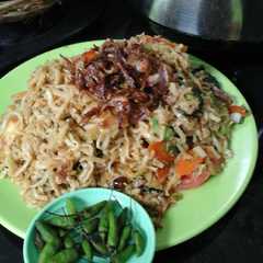 A picture of Mie goreng special.