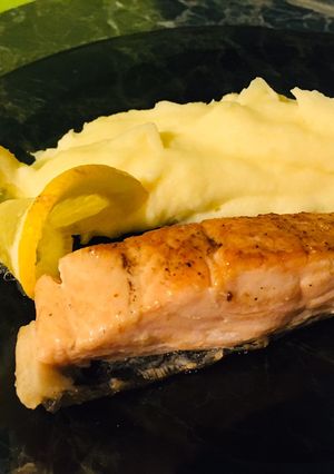 Lazac krumplipürével recept fotója