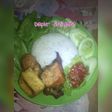 Nasi uduk dan ayam goreng bumbu kuning