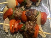 Una foto de rosbif con vegetales
