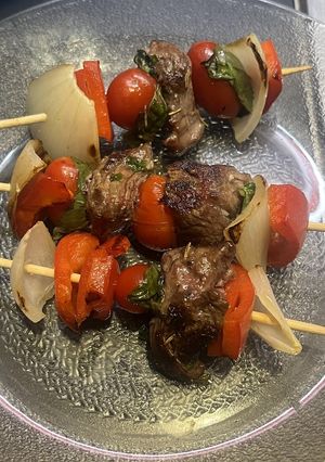 Una foto de 🍢 Brochettes de Roast Beef Marinados con Vegetales