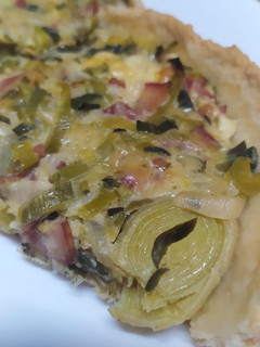 Una foto de Tarta de puerro, cebolla, queso y panceta