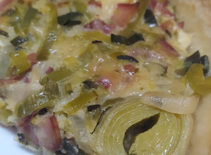 Una foto de Tarta de puerro, cebolla, queso y panceta