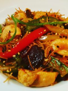 Una foto de Fideos con pollo y verduras al estilo asiático