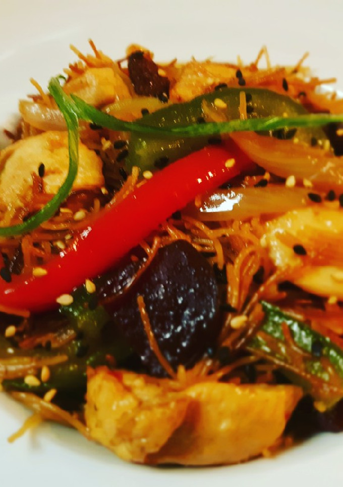 Una foto de Fideos con pollo y verduras al estilo asiático