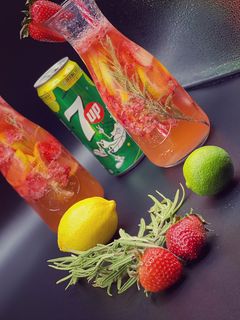 صورة لوصفة مشروب الفراولة والروزمارى