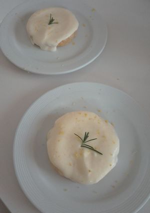 Una foto de Postre suavidad de limón con crema ácida