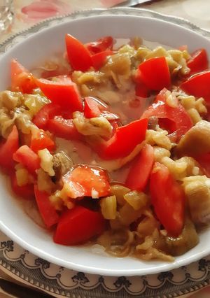 Une photo de Salade aubergines tomate piment 🍴