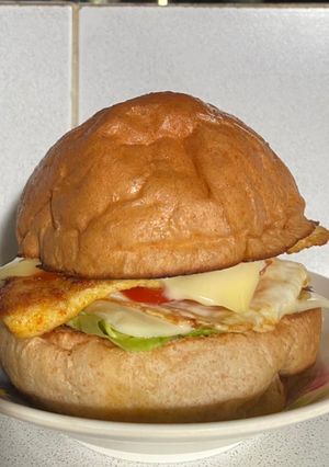 Hình của món Burger ức gà double cheese.
