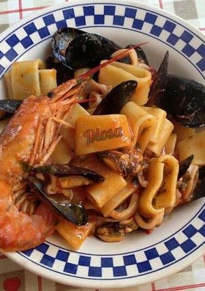 Una foto de Calamarata con  frutos del mar