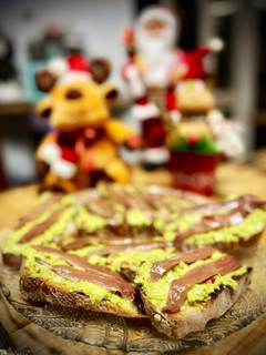 Foto principal de Tostas caseras de guacamole con anchoas