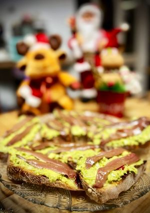 Una foto de Tostas caseras de guacamole con anchoas