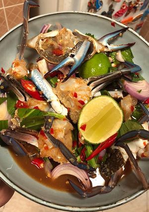 รูปของ ยำปูม้าสด (Fresh blue crabs spicy salad)