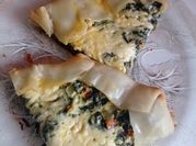Una foto de tarta de espinaca y queso