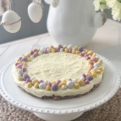 Mini egg white chocolate cheesecake 🥚 A picture of Mini egg white chocolate cheesecake 🥚.