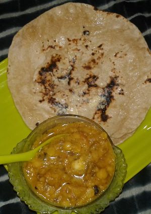 A picture of Daal fry and chapati.