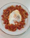Huevo poché con tomate y picadillo de pollo