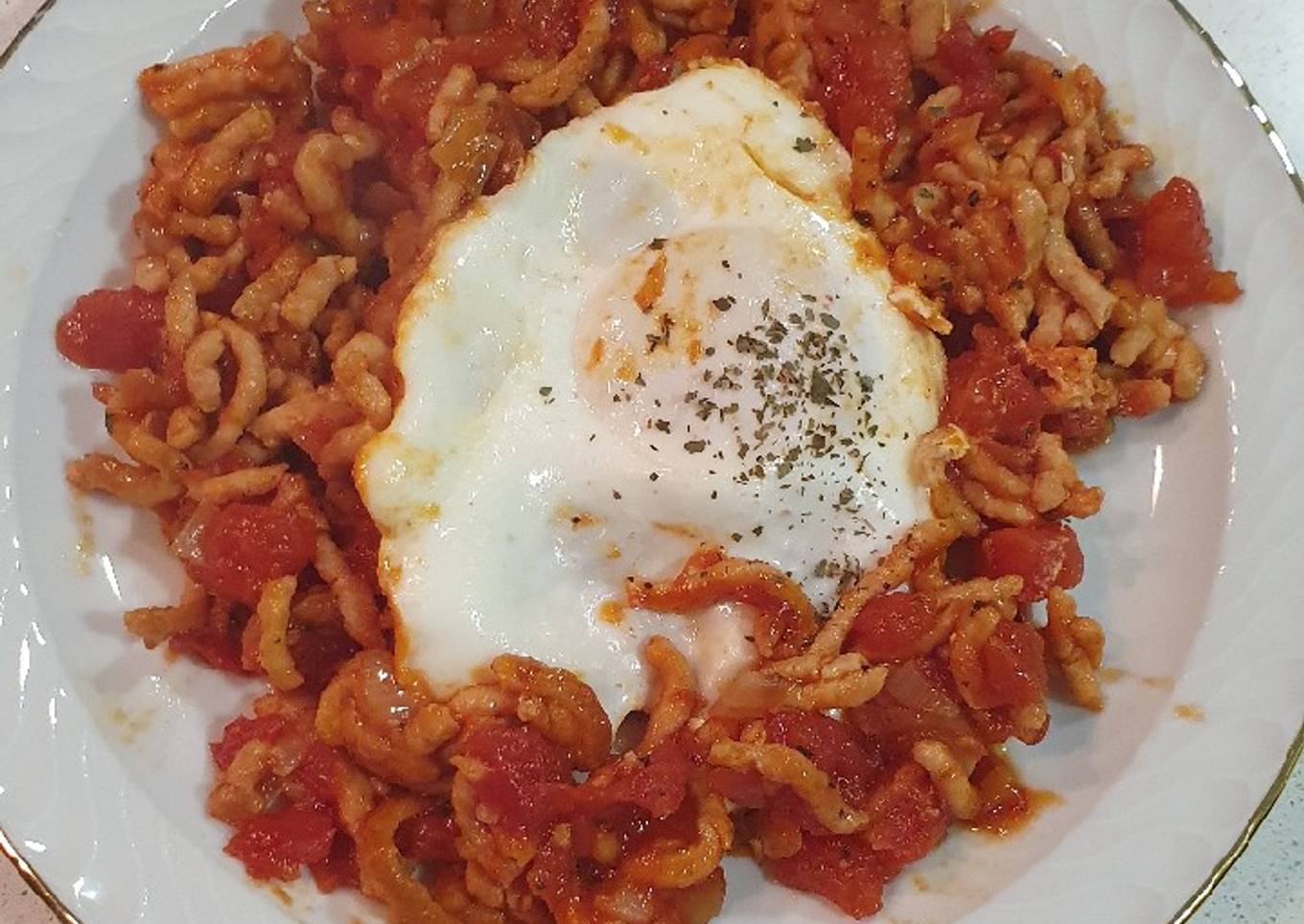 Huevo poché con tomate y picadillo de pollo