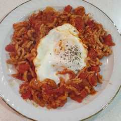 Foto principal de Huevo poché con tomate y picadillo de pollo