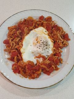 Una foto de Huevo poché con tomate y picadillo de pollo