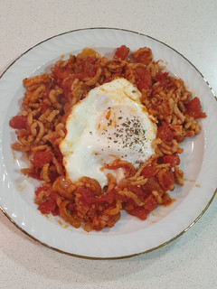 Una foto de Huevo poché con tomate y picadillo de pollo
