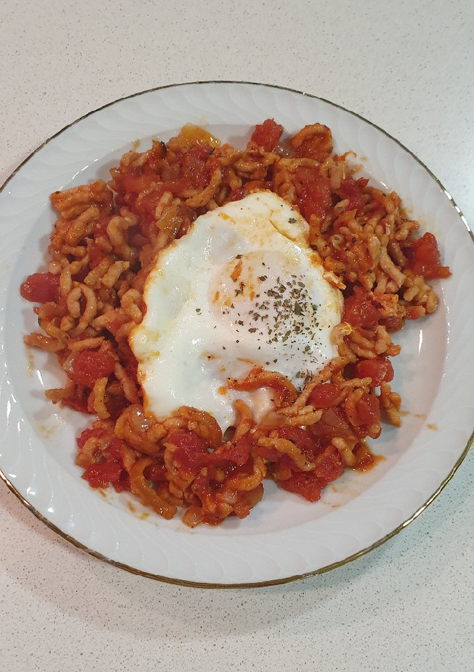 Una foto de Huevo poché con tomate y picadillo de pollo