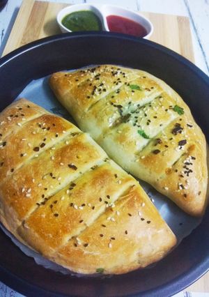 স্টাফড পনির গার্লিক ব্রেড (stuffed paneer garlic bread recipe in Bengali) রেসিপির প্রধান ছবি